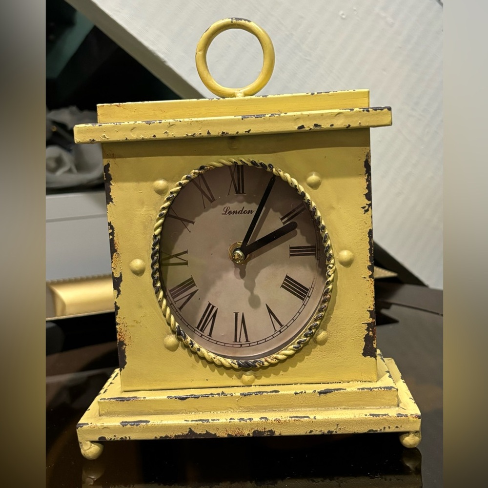 Distressed Yellow Clock 🕰️ - Picture 3 of 9